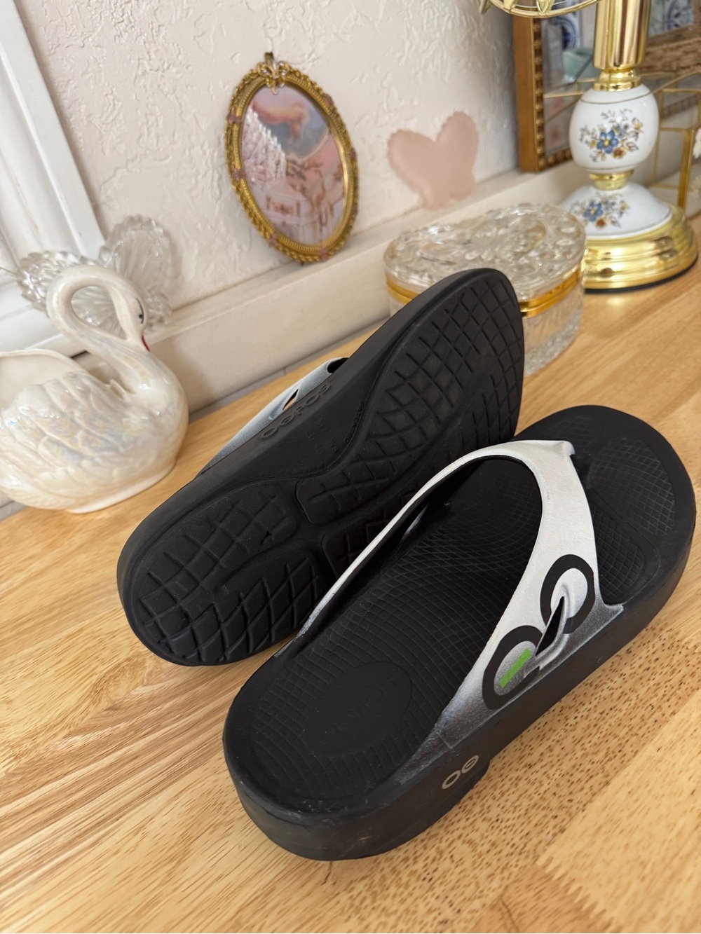 Super comfortable OOFOS black and white recovery flip flops 🖤🤍 Size EU40 W-9 M-7 - Picture 10 of 15